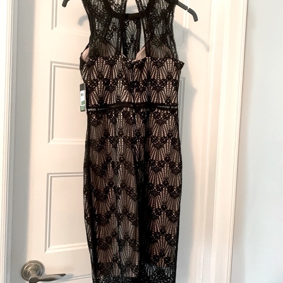 Beautiful NWT Guess Lace Sheath Dress - Picture 2 of 5